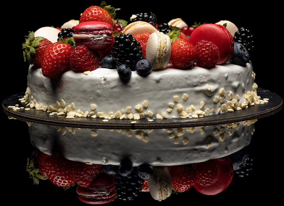 Tort cu fructe de pădure alb fuctat Sweetium Șoapte din fructe de pădure cu conținut redus de zahăr cu blat umed de vanilie, mousse de iaurt și sos de fructe de pădure