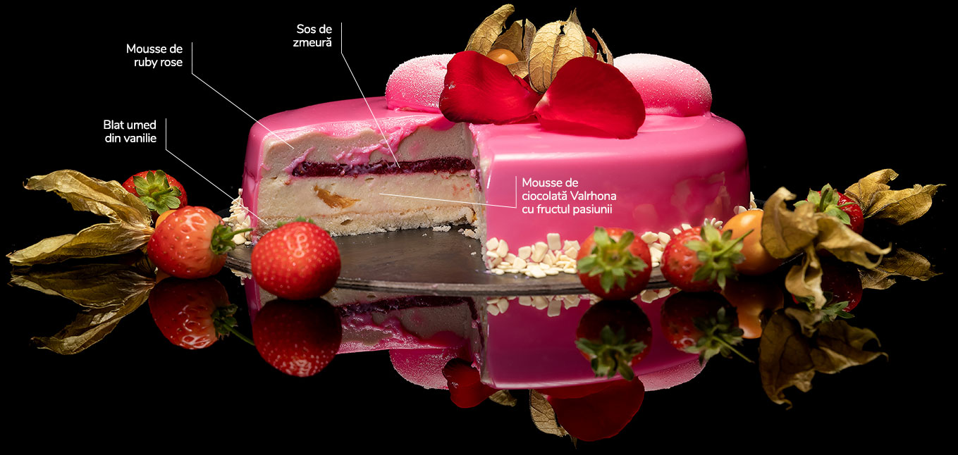 Tort cu zmeură roz fructat Sweetium cu conținut redus de zahăr Veselie din rubine cu sos de zmeură, mousse de ciocolată rubby rosse, blat umed de vanilie și mousse de ciocolată Valrhona cu fructul pasiunii