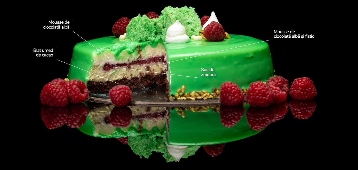 Tort cu zmeură verde fructat Sweetium Zâmbitură din zmeură cu conținut redus de zahăr cu blat umed de cacao, mousse de ciocolată albă, mousse de ciocolată albă și fistic și sos de zmeură.