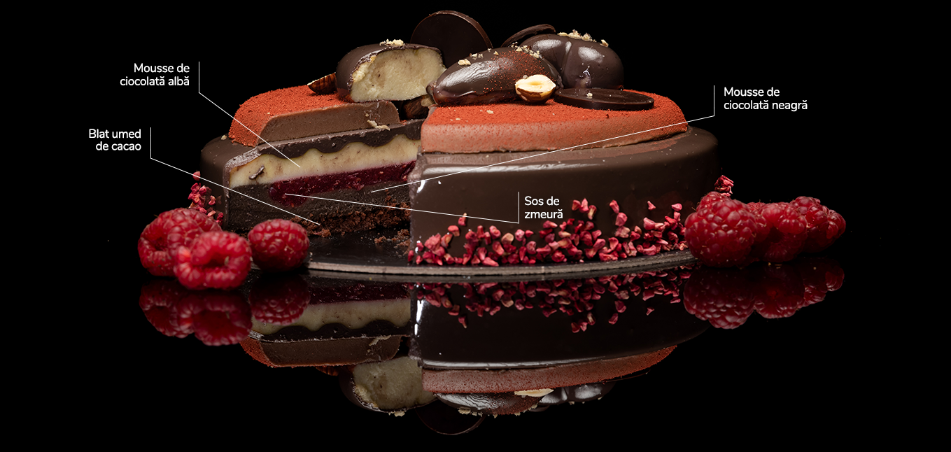 Tort de ciocolată maro Sweetium Râs din sufelt de ciocolată cu conținut redus de zahăr cu blat umed de cacao, mousse de ciocolată neagră, mousse de ciocolată albă și sos de zmeură. 