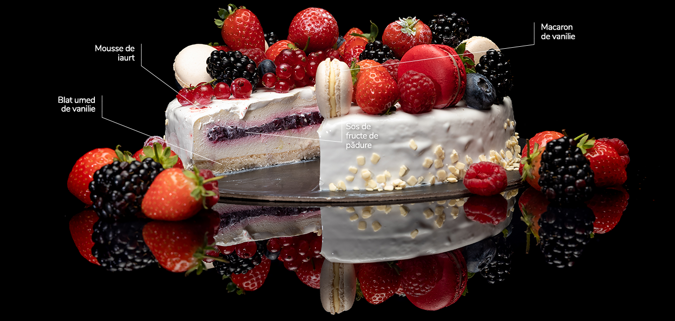 Tort cu fructe de pădure alb fuctat Sweetium Șoapte din fructe de pădure cu conținut redus de zahăr cu blat umed de vanilie, mousse de iaurt și sos de fructe de pădure