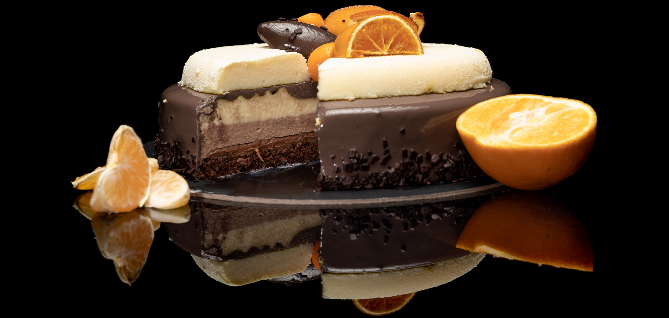 Tort cu ciocolată albă maro cu alb Sweetium Pupici de la două ciocolate cu conținut redus de zahăr cu blat umed de cacao, mousse de ciocolată cu lapte, mousse de ciocolată albă și cremă crocantă de ciocolată.