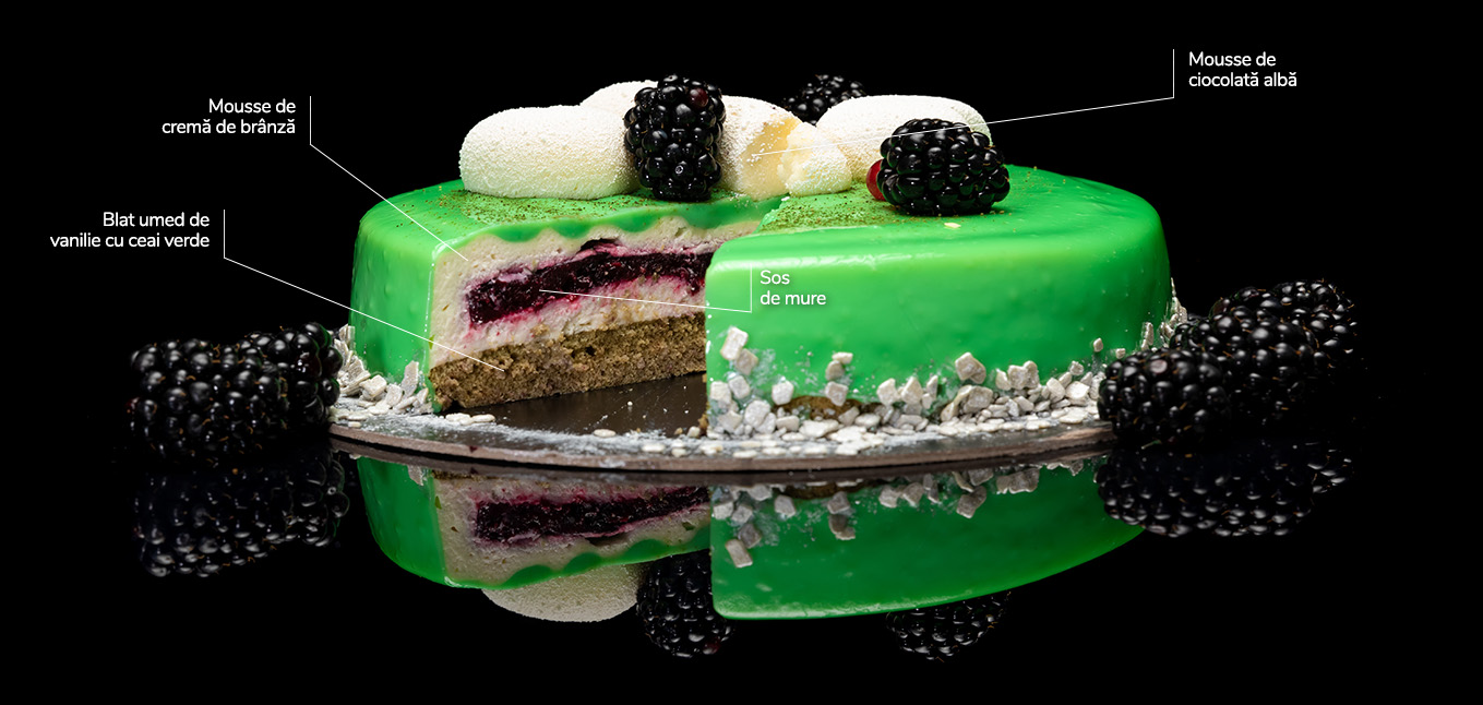 Tort cu mure verde fructat Sweetium Bucurie din mure cu conținut redus de zahăr cu blat umed cu ceai verde, mousse de cremă de brânză și sos de mure