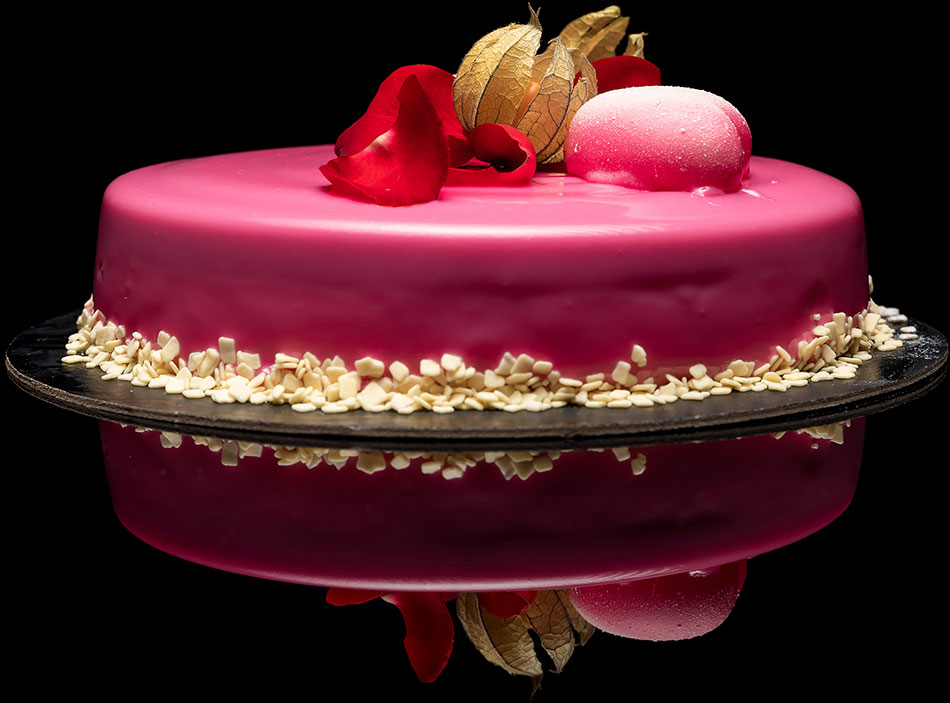 Tort cu zmeură roz fructat Sweetium cu conținut redus de zahăr Veselie din rubine cu sos de zmeură, mousse de ciocolată rubby rosse, blat umed de vanilie și mousse de ciocolată Valrhona cu fructul pasiunii
